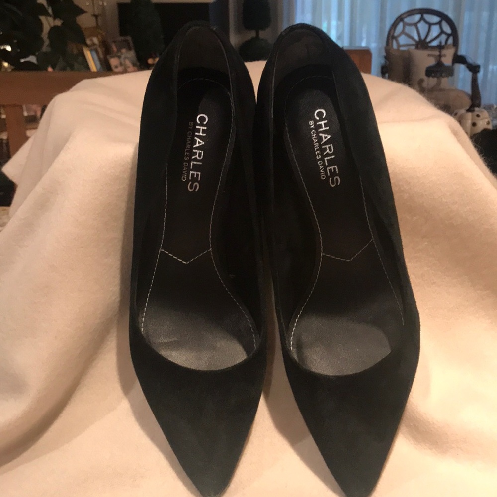 Suede pump